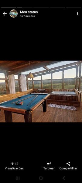 Chalé com banheira de hidromassagem e mesa de sinuca